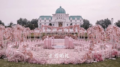 双鱼之恋，把布达佩斯大饭店搬进粉色的海洋里