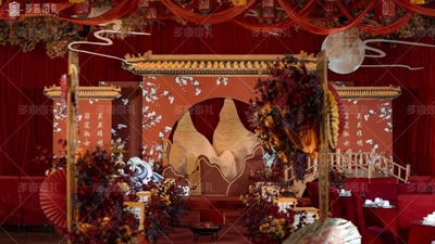 金碧辉煌的建筑搭配红橘色花艺，一场富有韵味的中式婚礼