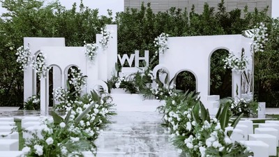 简洁却富有层次的花艺，一场典雅大气的白绿色户外婚礼