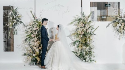 色彩干净且质感高级的白绿色系韩式婚礼