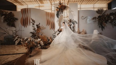 用不对称设计与弧形线条，打造一场自然安静的诧寂风婚礼