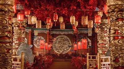 充满了中式建筑意境之美的砖红色+金色系新中式婚礼