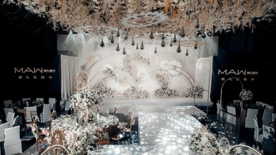 以齿轮元素为设计灵感的白色+香槟色系婚礼