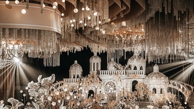 用流线型的空间结构，打造一场温柔优雅的香槟色城堡婚礼