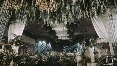 既有柔软质感又有空间层次感的白绿色系婚礼