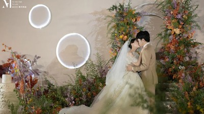 用跳脱的橘、紫花材构建了充满视觉色彩的小众婚礼