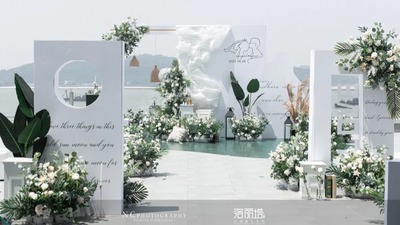 有着简洁独特现代设计感的白绿色户外婚礼