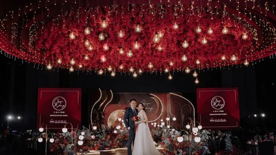 浓郁而热烈的勃艮第红+金色系简约几何风婚礼