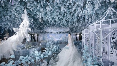 用纯净的白与温柔的蓝，打造了一场通透而梦幻的婚礼