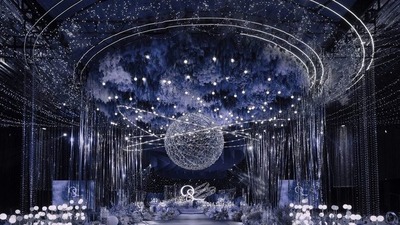 凸显出立体感和层次感的蓝色系星空主题婚礼