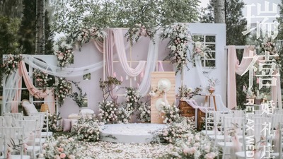 将轻盈质感表现得淋漓尽致的白粉色+绿色系户外婚礼