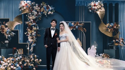 融合了奢侈华丽和低调沉稳的复古蓝+金色系婚礼