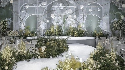 以铃兰花作为设计元素的高级感秀场风婚礼