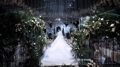 跨越秀场和花艺之间的界限，打造了一场充满艺术气息的婚礼