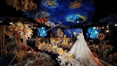 静谧星空蓝+活力橙白色的浪漫艺术风婚礼