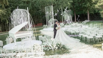 以音符作为设计元素的浪漫音乐主题户外婚礼