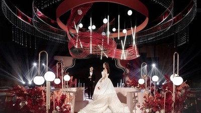 将艺术理念发挥到极致的红色系时尚秀场风婚礼