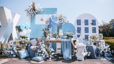 以春日景象为灵感的蓝色+白色系户外婚礼