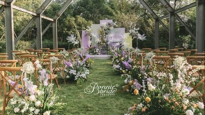 一场生机盎然的紫色系小雏菊主题户外婚礼