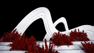 以灵动曲线为设计元素的红白色系极简风婚礼