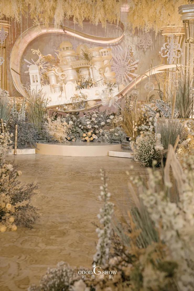 所有的婚纱样式和婚礼协助人员与我们在夜里一一研究